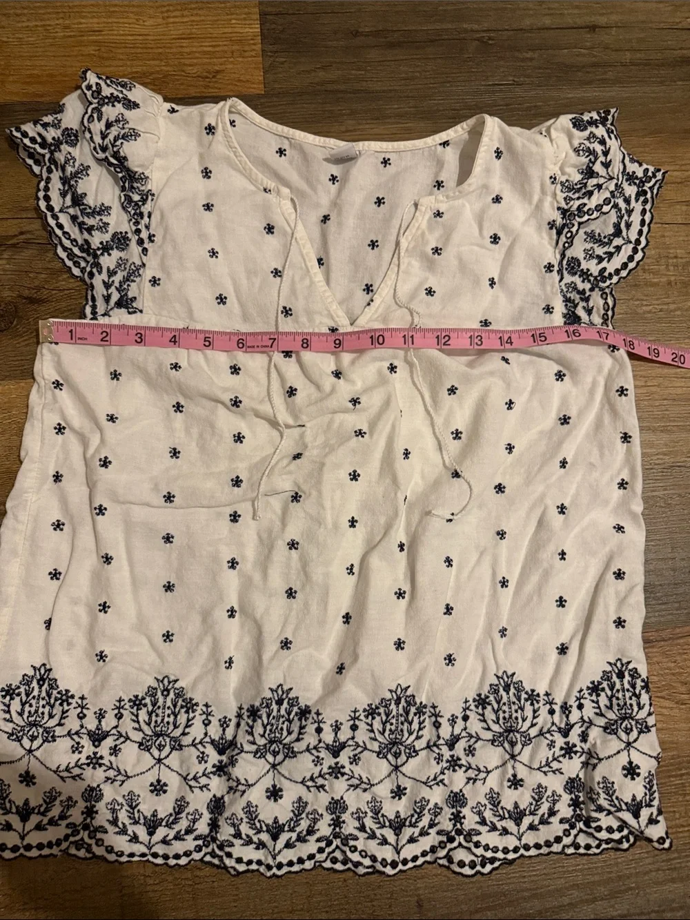 Old Navy Linen Blend White V-Neck Embroidered Flutter Sleeve Blouse